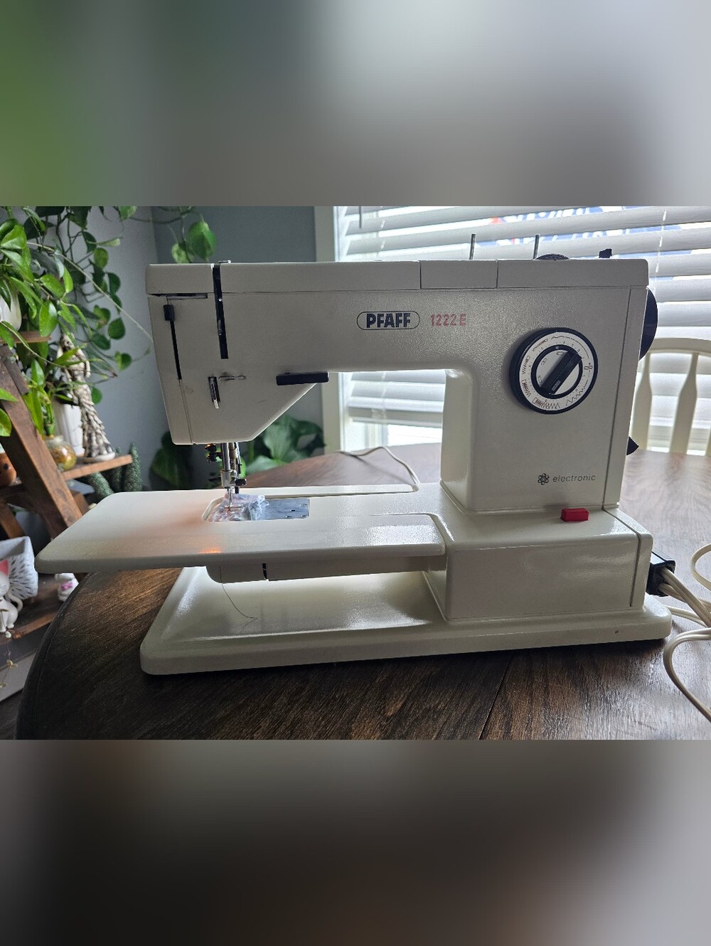 PFAFF 1222E White Electronic Sewing Machine - Metal